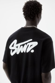 camiseta oversize blanca y negro